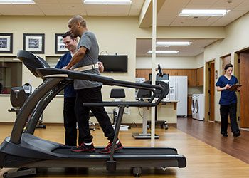 Patient with peripheral artery disease receives supervised exercise therapy.